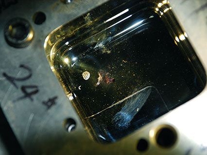 <a href='http://www.goldmj.cn/product/3.htm' class='text_a'>模具激光焊機(jī)</a>修復(fù)鏡面模具效果